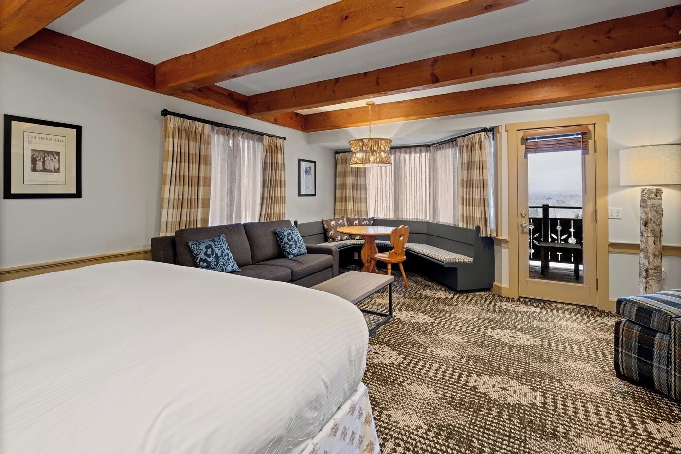 Pinnacle King Room | Desk, blackout drapes, iron/ironing board, bed sheets