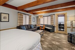 Pinnacle King Room | Desk, blackout drapes, iron/ironing board, bed sheets