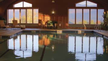 Una piscina techada, una piscina al aire libre de temporada
