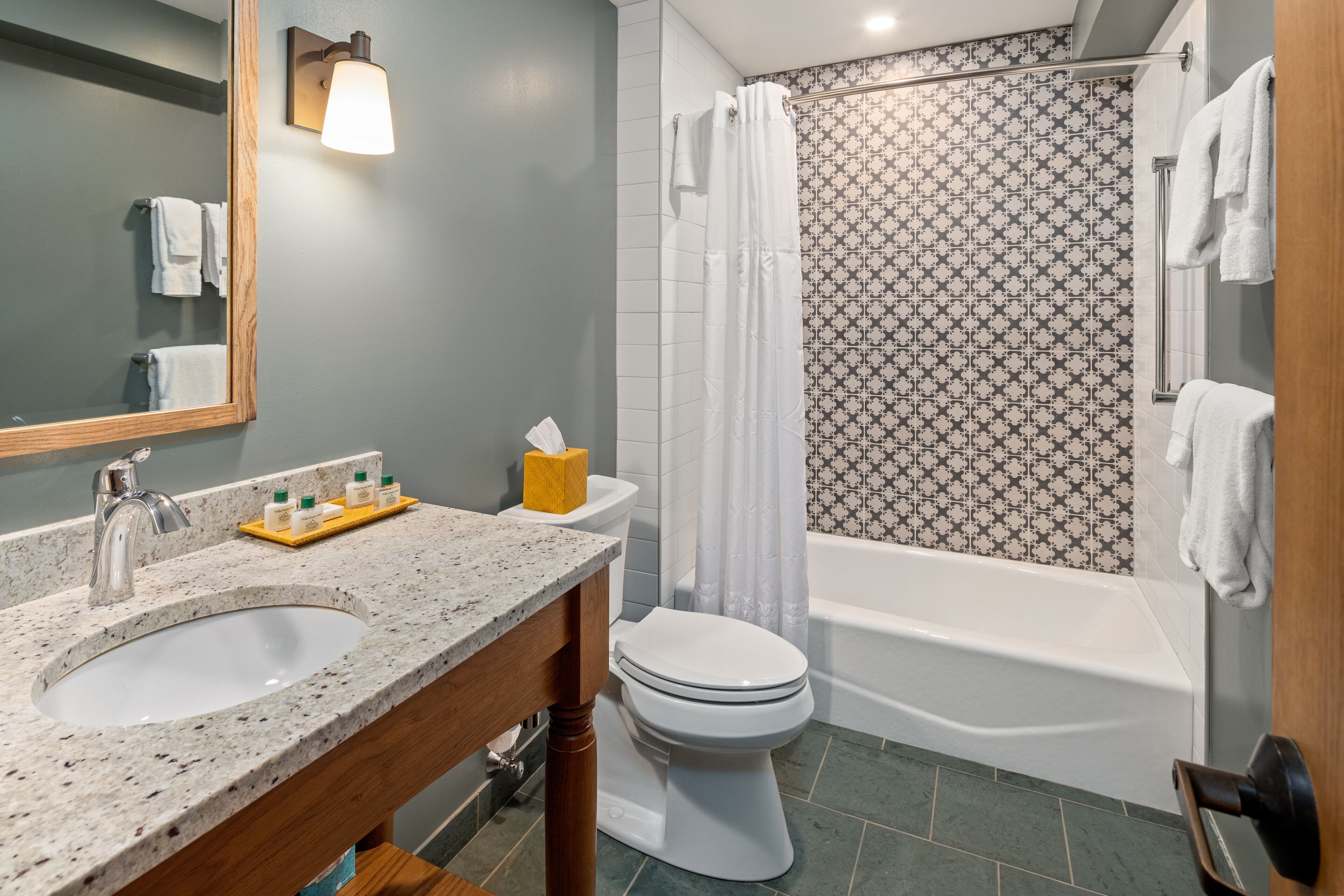 Un baño con lavamanos, inodoro y bañera.