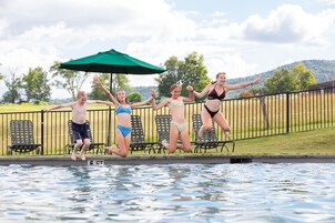 Una piscina techada, una piscina al aire libre de temporada