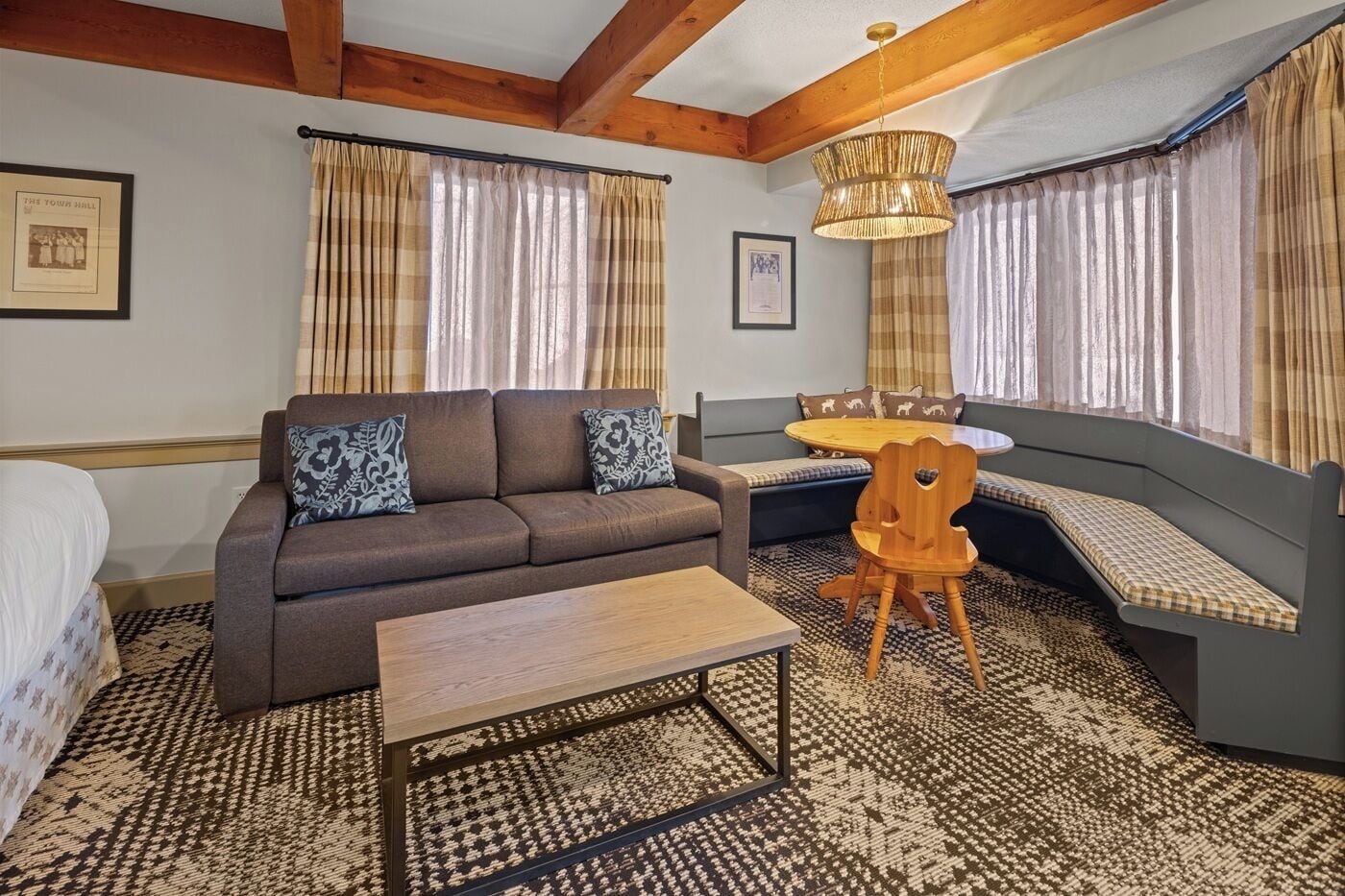 Pinnacle King Room | Escrivaninha, cortinas blackout, ferros/tábuas de passar roupa