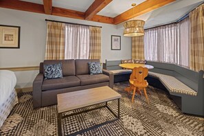 Pinnacle King Room | Desk, blackout drapes, iron/ironing board, bed sheets