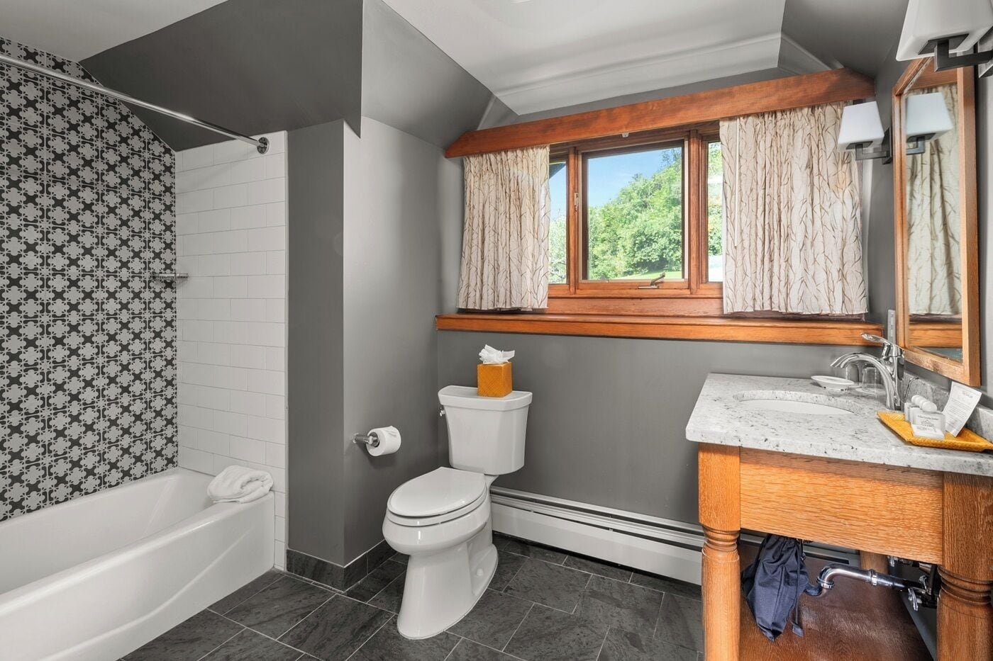 Une salle de bain avec une baignoire, des toilettes et un lavabo.