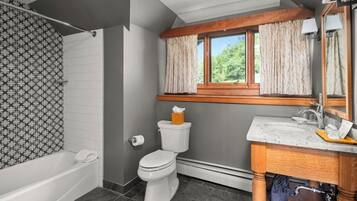 Une salle de bain avec une baignoire, des toilettes et un lavabo.