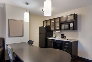 Suite, 1 Katil Ratu (Queen) dengan Katil Sofa (One Bedroom) | Dapur kecil peribadi | Peti sejuk/penyejuk beku saiz penuh, ketuhar gelombang mikro, dapur 