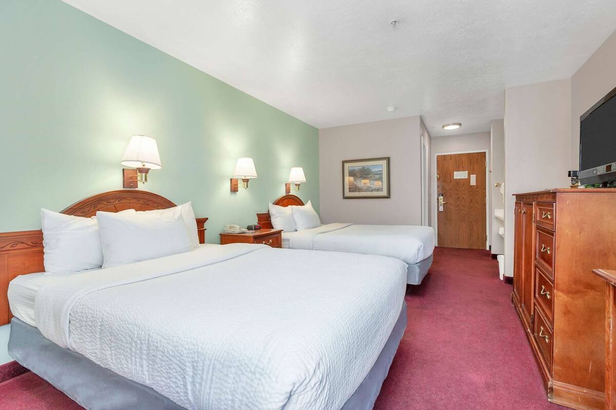 In-room safe, desk, soundproofing, free cribs/infant beds