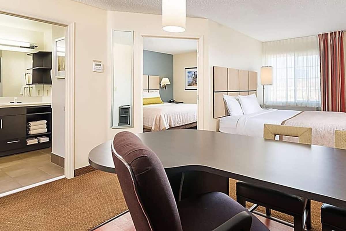 Suite, 2 camas Queen size (One Bedroom Suite - Double Bed) | 1 habitación, escritorio y espacio para trabajar con laptop