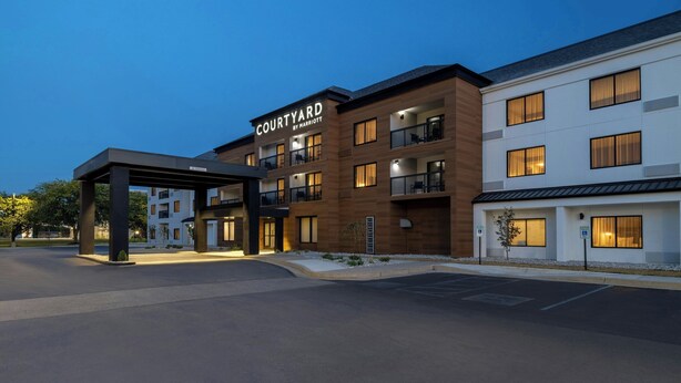 A Courtyard by Marriott hotel with a modern design, multiple balconies, and a covered entrance. - Courtyard by Marriott Kokomo (Kokomo)