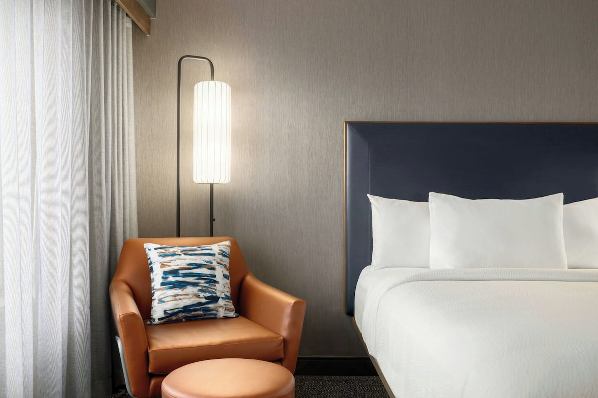 Roupas de cama antialérgicas, cofres nos quartos, escrivaninha