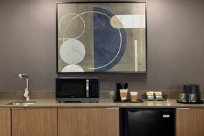Fridge, microwave, coffee/tea maker - Courtyard by Marriott Kokomo (Kokomo)