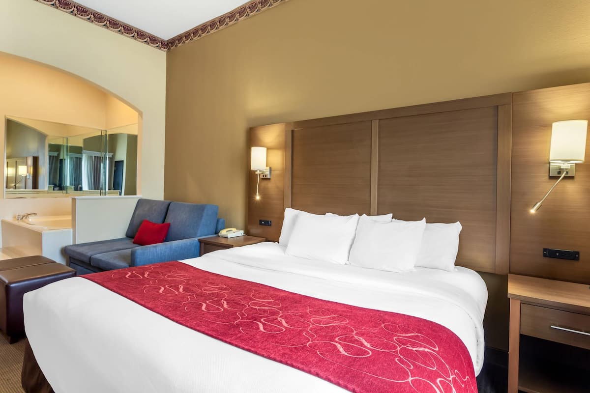 Escritorio, espacio para trabajar con laptop y cortinas blackout