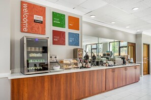 Free daily on-the-go breakfast - Comfort Suites Bush Intercontinental Airport (Houston)