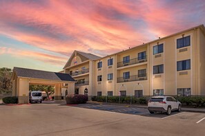 Schreibtisch, laptopgeeigneter Arbeitsplatz, Verdunkelungsvorhänge