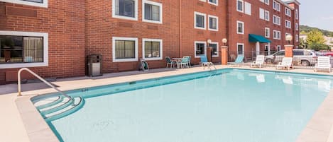 Una piscina al aire libre de temporada
