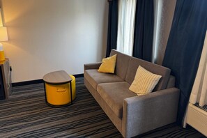 Suite Exécutive, 1 très grand lit, non-fumeurs | Bureau, espace de travail pour ordinateur portable, rideaux occultants