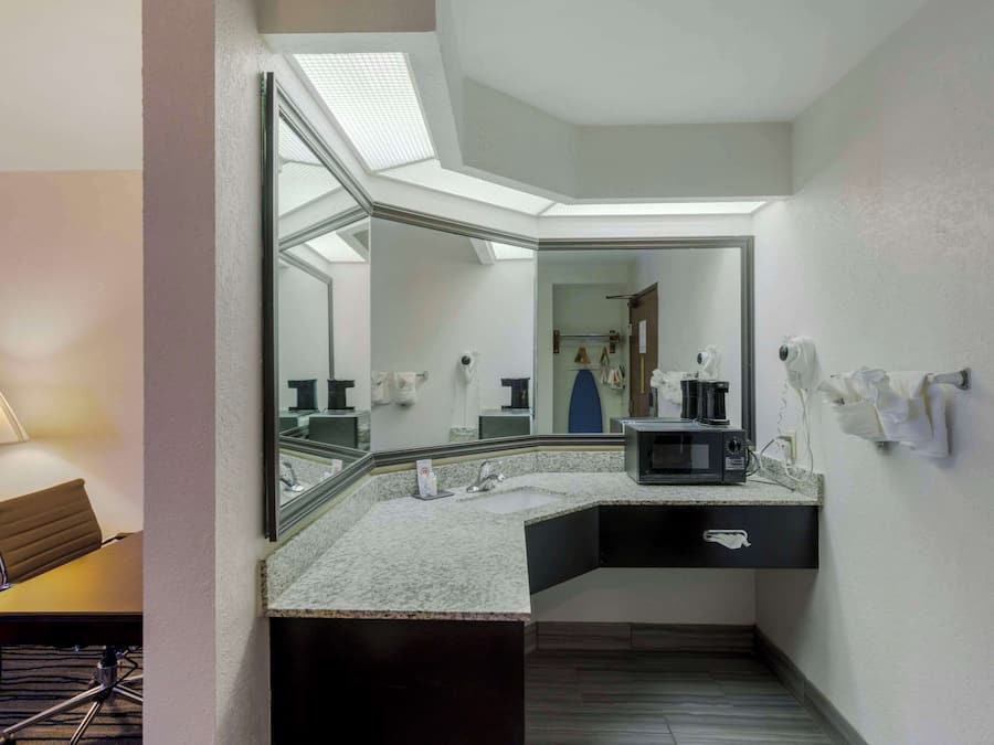 Suite ejecutiva, 1 cama de matrimonio grande, no fumadores | Escritorio, espacio para trabajar con un portátil, cortinas opacas