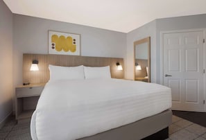 1 kamar tidur, meja kerja, dan ruang kerja ramah laptop