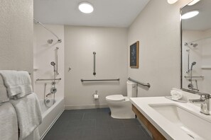 Studiosuite, 1 Queen-Bett, barrierefrei (Mobility Tub) | Badezimmer | Haartrockner, Handtücher, Seife, Shampoo