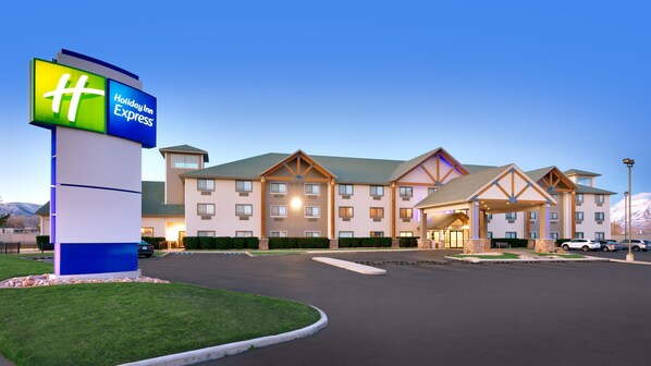A Holiday Inn Express hotel with a modern design, featuring a large parking lot and a well-maintained lawn. - Holiday Inn Express Heber City by IHG (Heber City)