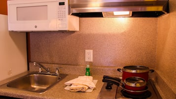 Refrigerador con congelador, microondas y parrilla de estufa