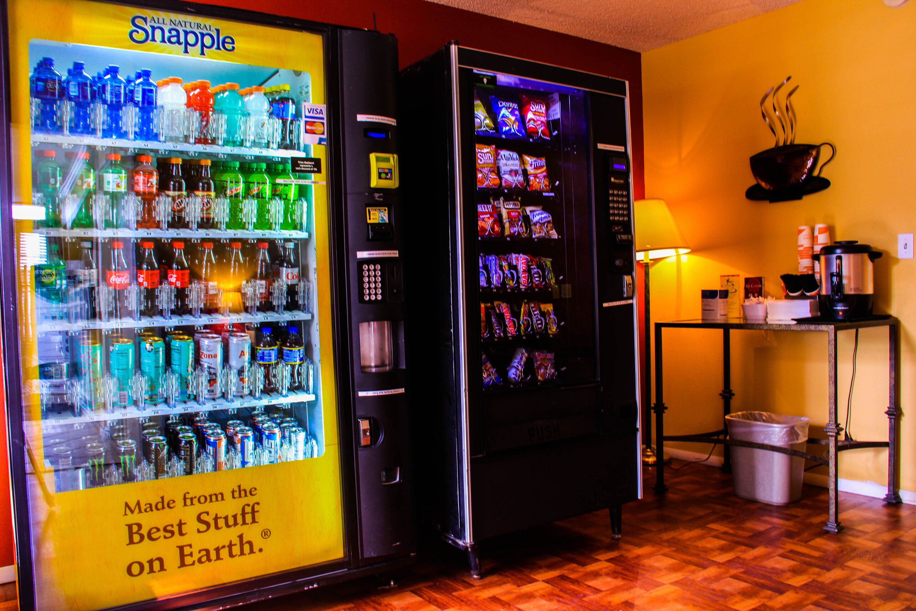Zona de máquinas expendedoras con una máquina de Snapple y otra de aperitivos.