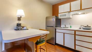 Una scrivania, postazione laptop, tende oscuranti, ferro/asse da stiro