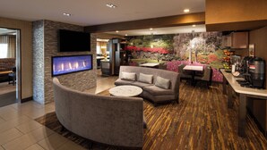 Lobby sitting area - Silver Cloud Inn University (Seattle)