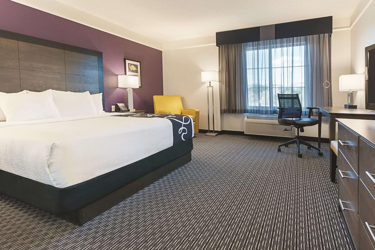Room, 1 King Bed, Accessible, Non Smoking (Bathtub w/ Grab Bars) | Premium bedding, desk, iron/ironing board, free cots/infant beds