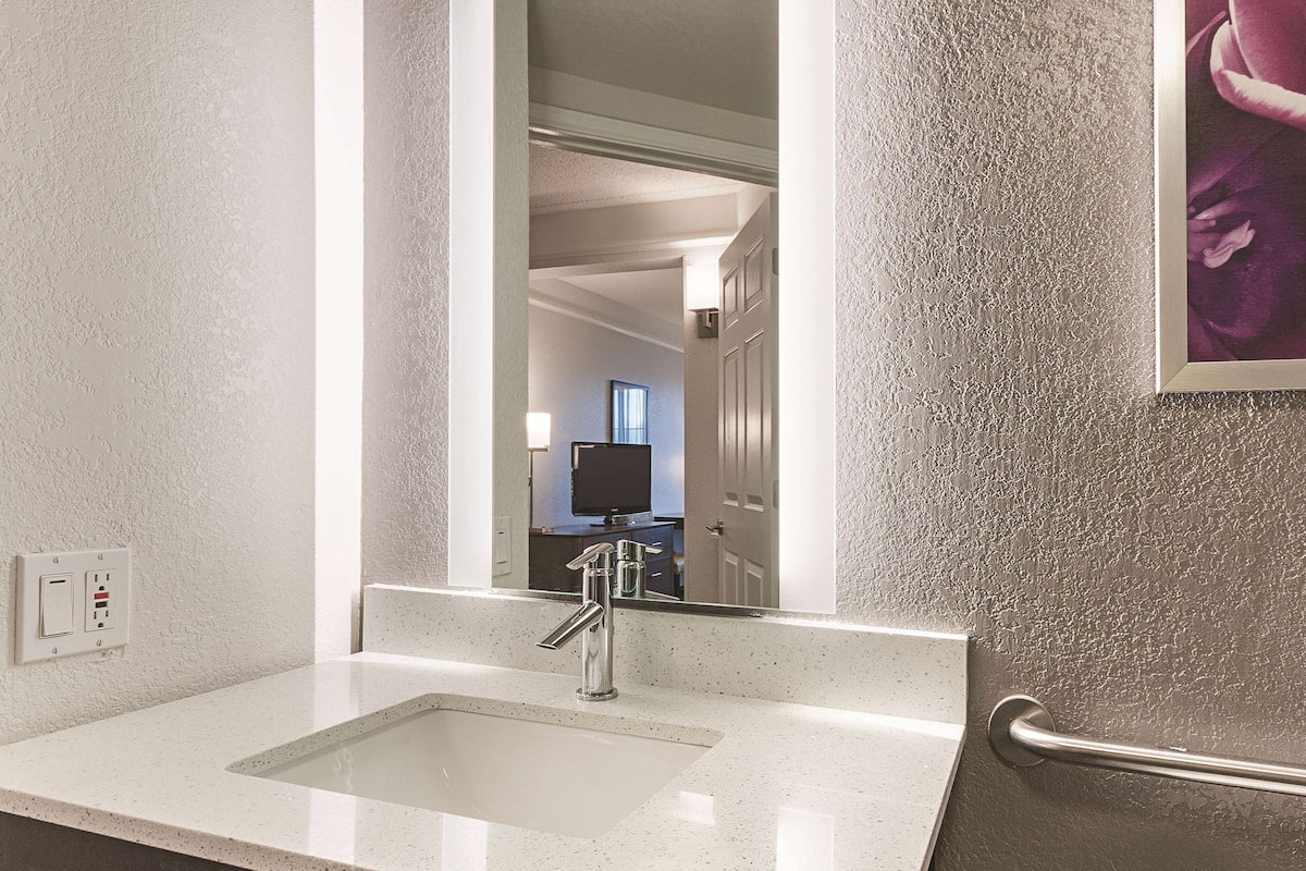 room, 1 king bed, accessible, non smoking (bathtub w/ grab bars) | premium bedding, desk, iron/ironing board, free cots/infant beds