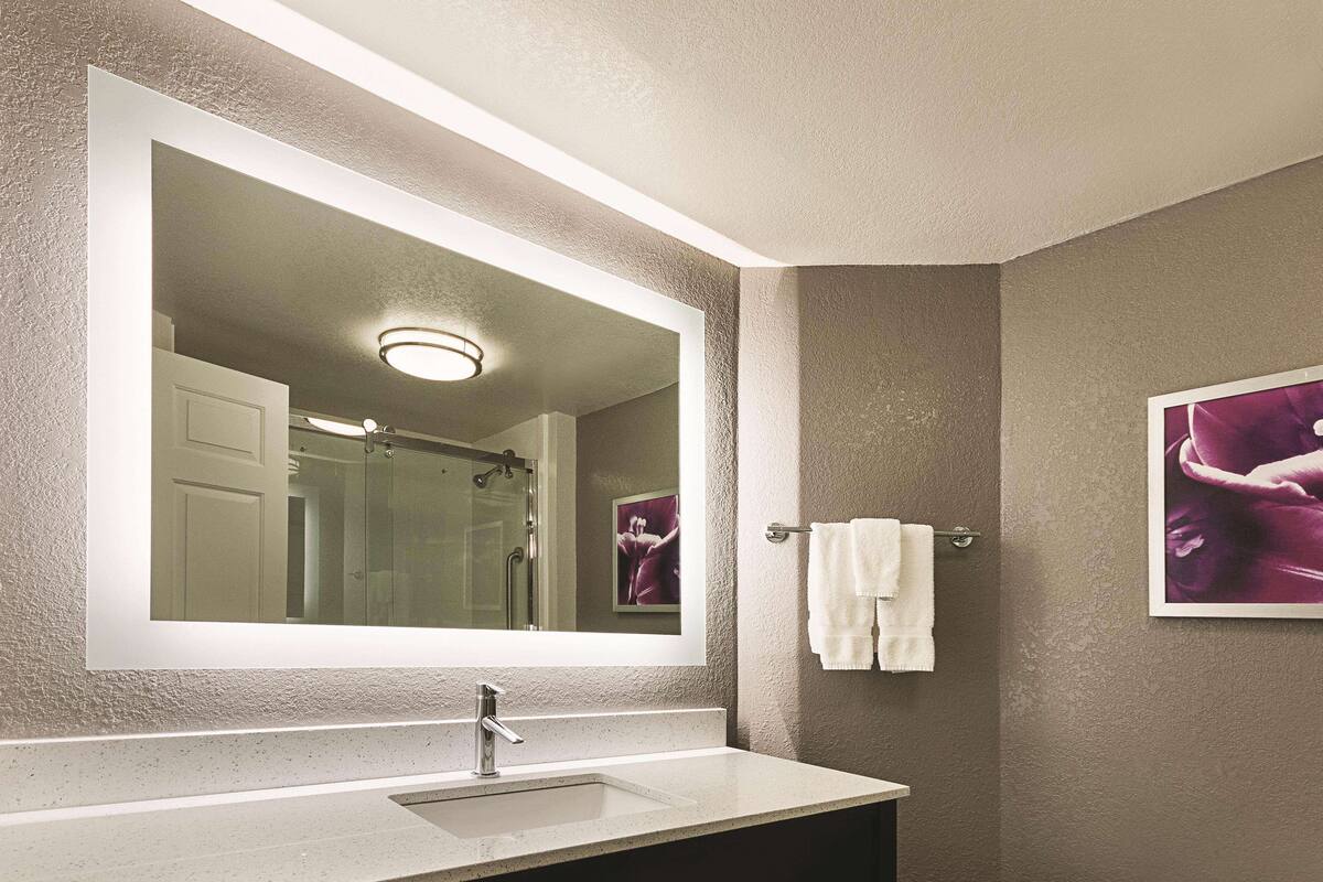 room, 1 king bed, non smoking | bathroom | combined shower/bathtub, free toiletries, hair dryer, towels