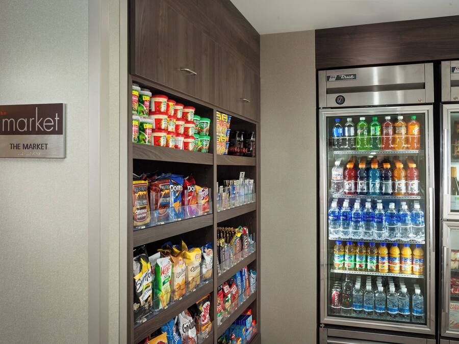 Máquina expendedora con una variedad de bebidas y aperitivos.