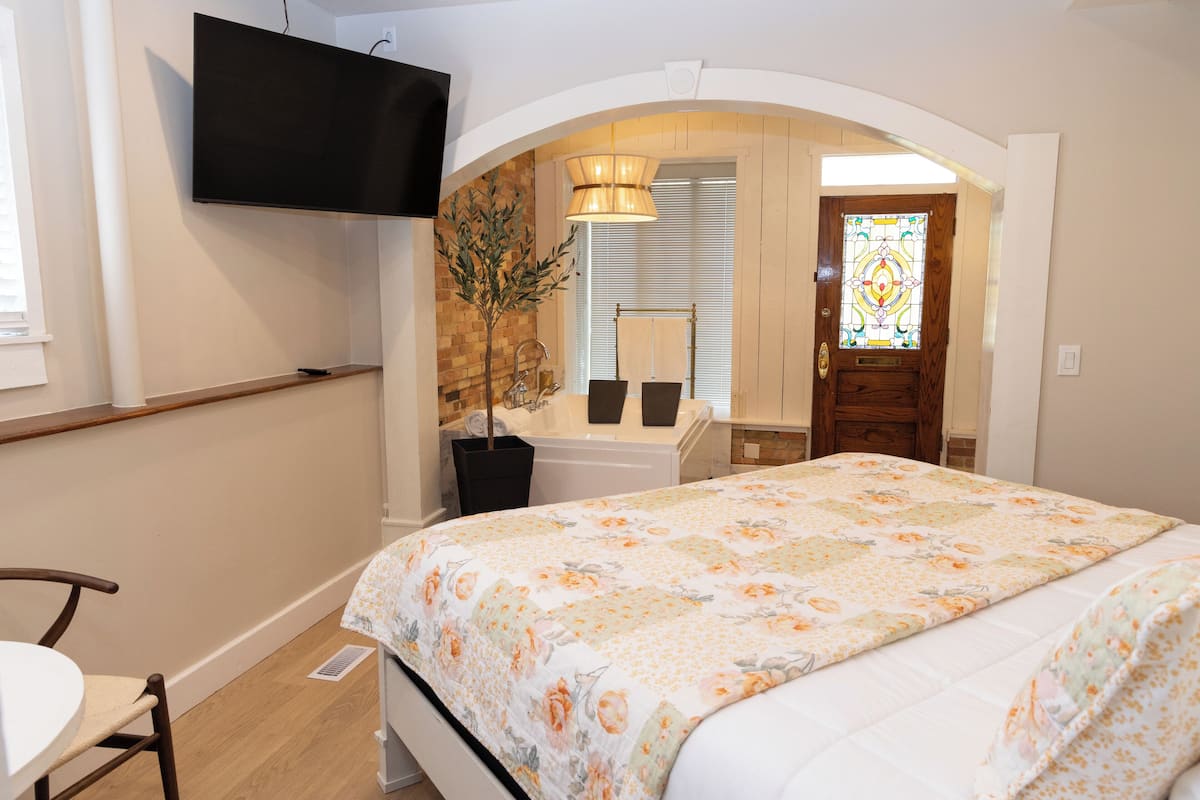 Ruth's Room, First Floor | Hochwertige Bettwaren, Schreibtisch, Bügeleisen/Bügelbrett