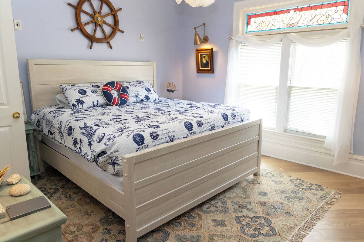 Seaside, Second Floor | Peralatan tempat tidur premium, meja, seterika/papan seterika