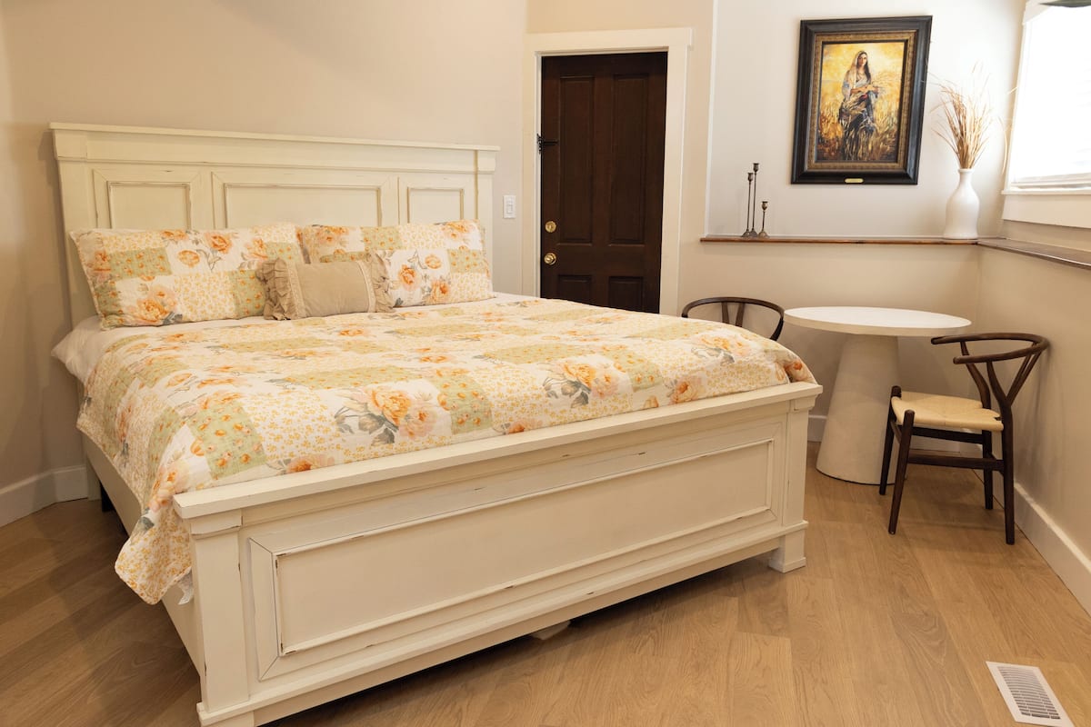Ruth's Room, First Floor | Peralatan tempat tidur premium, meja, seterika/papan seterika