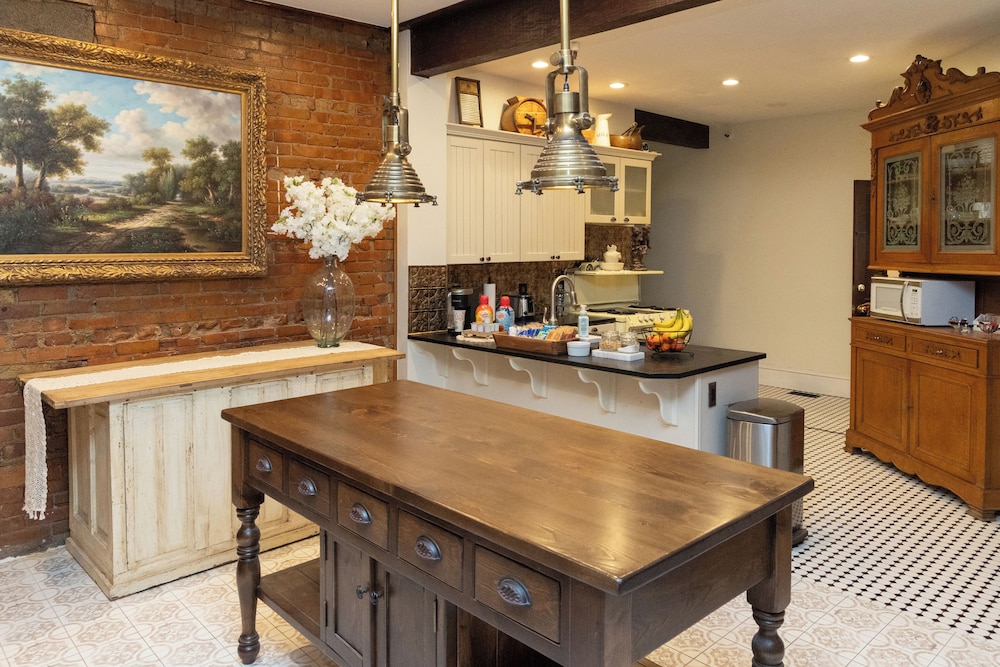 Hines Mansion by null