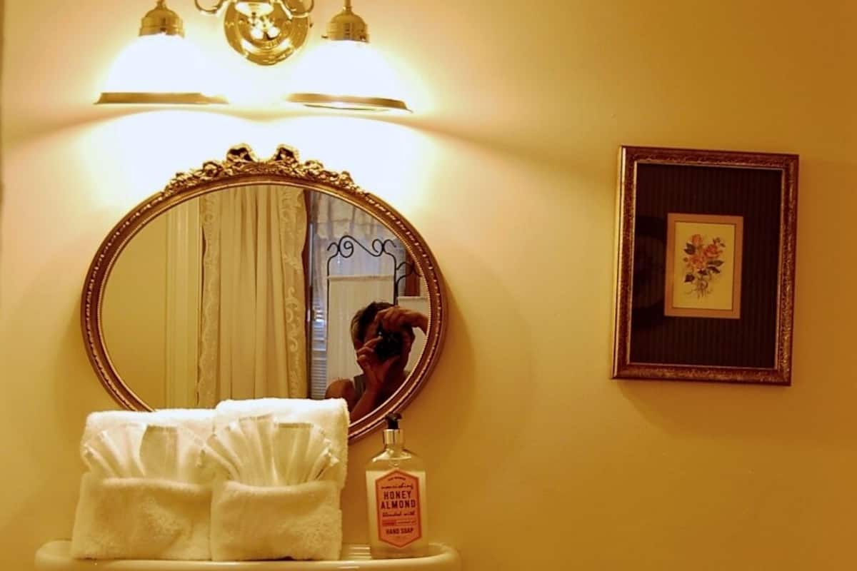 Victorian Rose | Badezimmer | Whirlpool, kostenlose Toilettenartikel, Haartrockner, Bademäntel