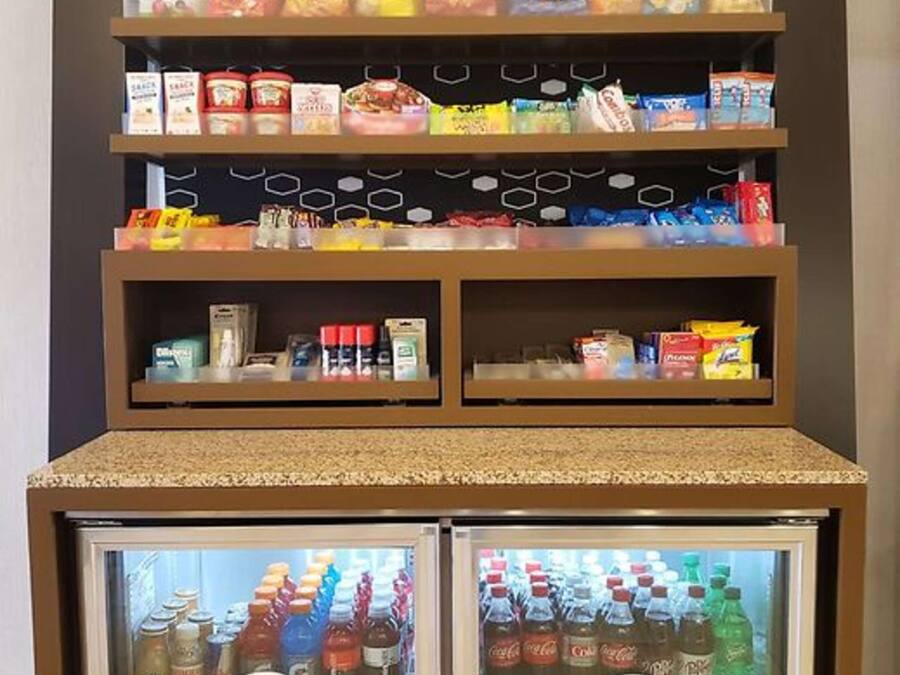 En snackbod med forskelligt chips og snacks, samt to kølede drikkemaskiner.