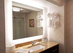 Bañera con ducha, artículos de tocador gratuitos, secador de pelo