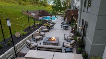 Una piscina al aire libre, sillones reclinables de piscina