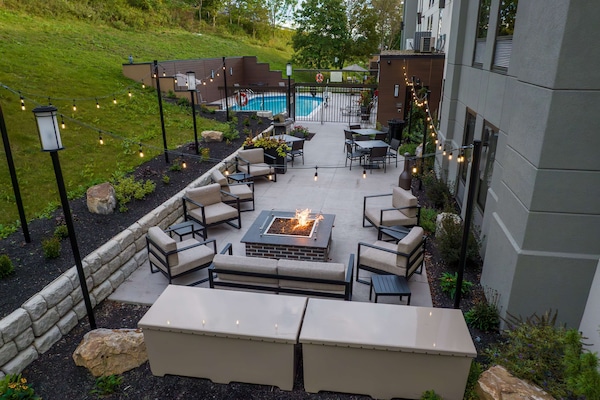 Alberca al aire libre, acceso de 10:00 a 22:00, y camastros