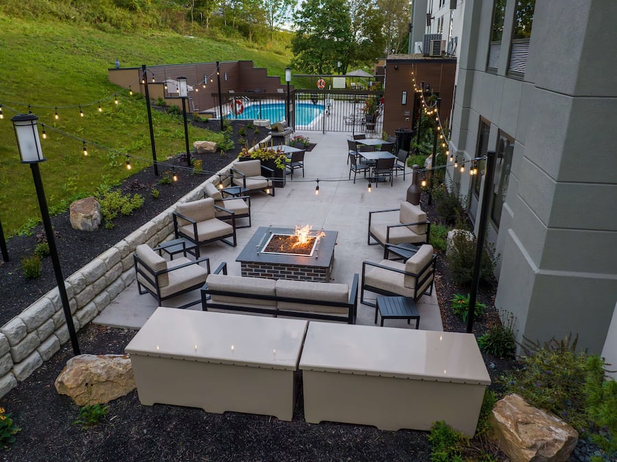 Piscine extérieure, chaises longues