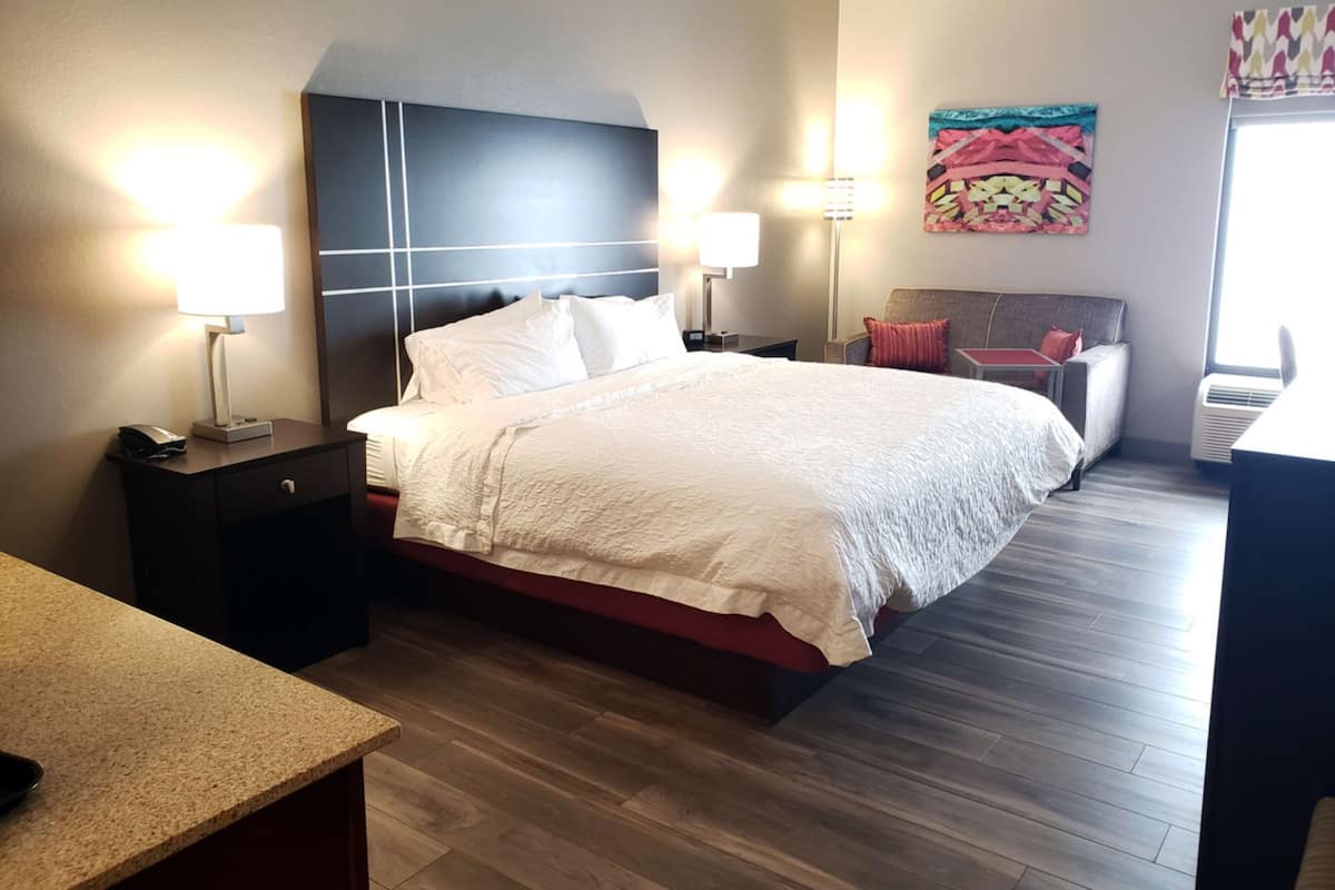 Habitación, 1 cama King size, cocineta | Área de sala de estar | Televisión LCD de 32 pulgadas con canales por cable y televisión
