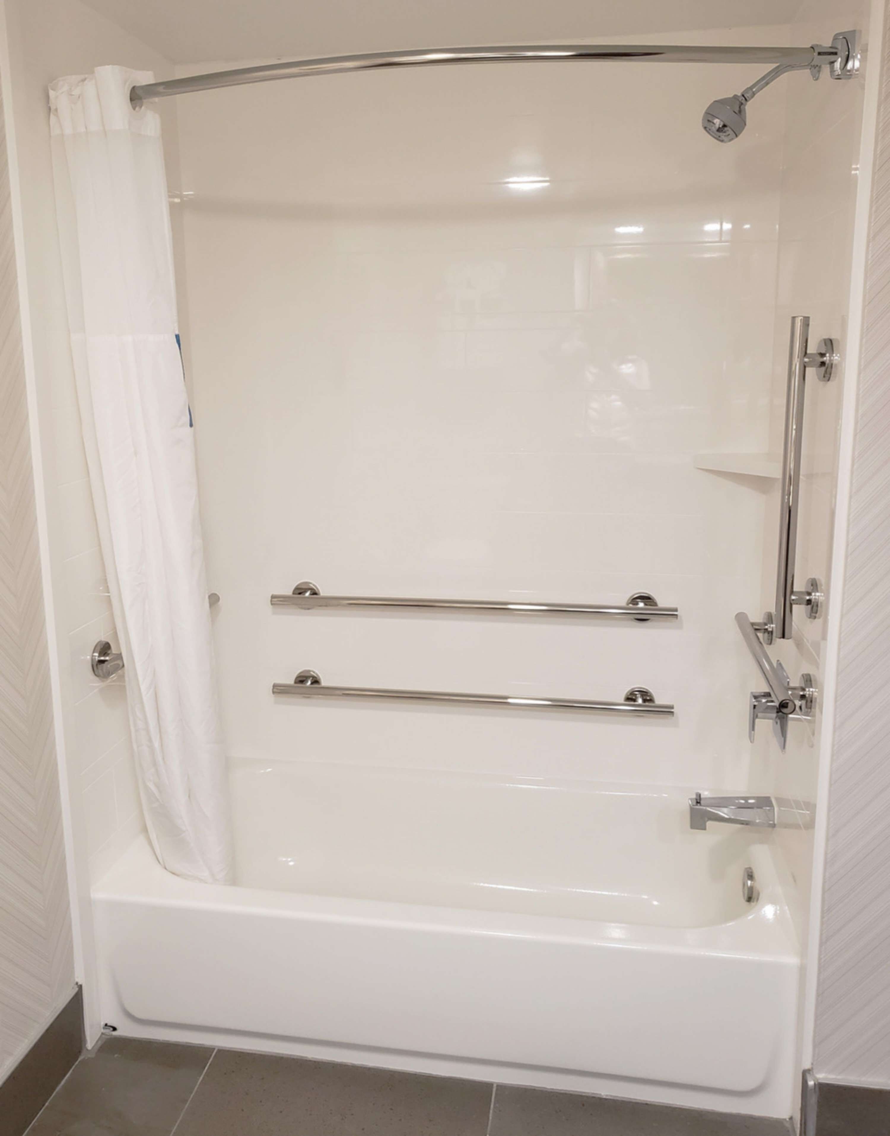 combined shower/bathtub, free toiletries, hair dryer, towels