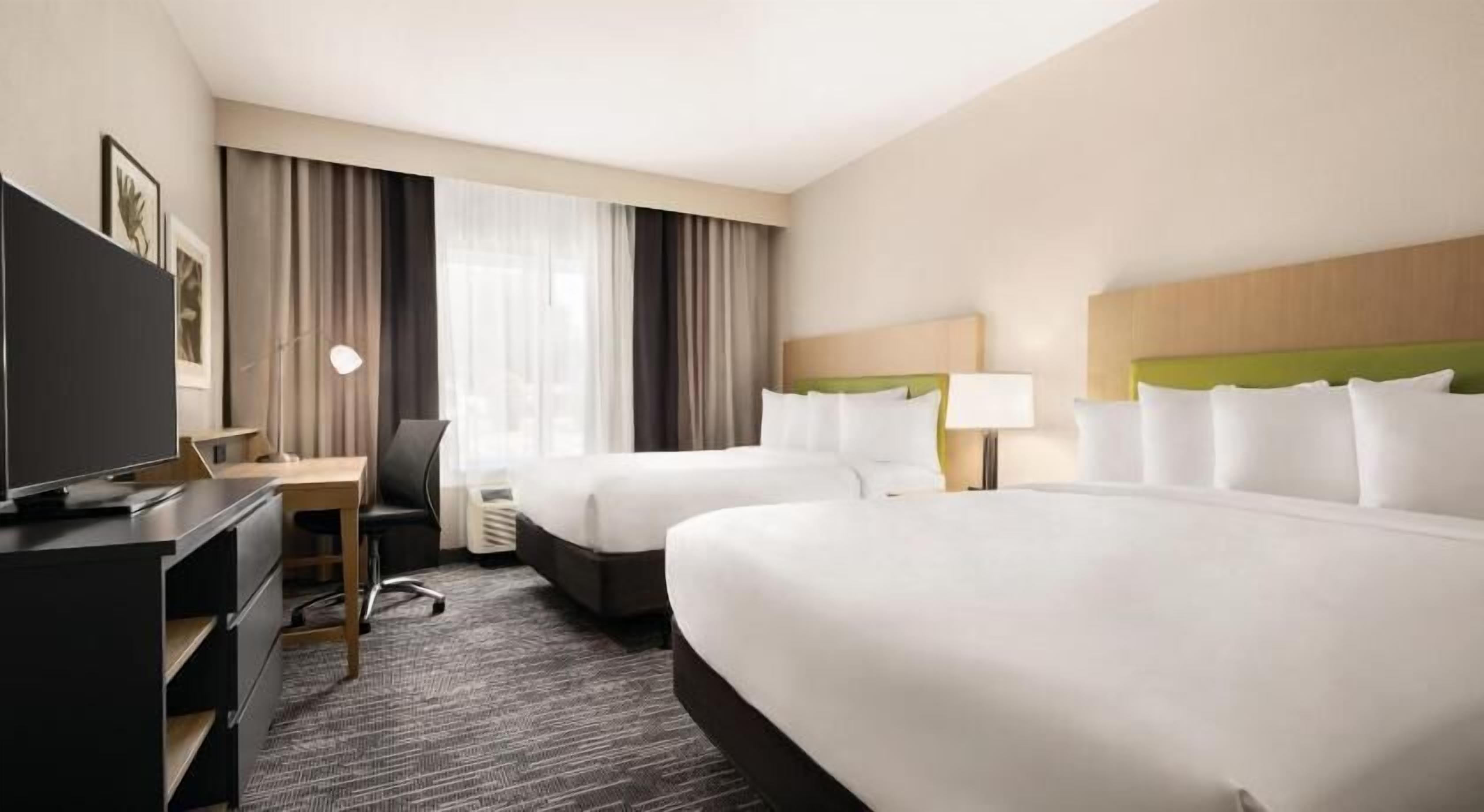 Hypo-allergenic bedding, in-room safe, desk, laptop workspace