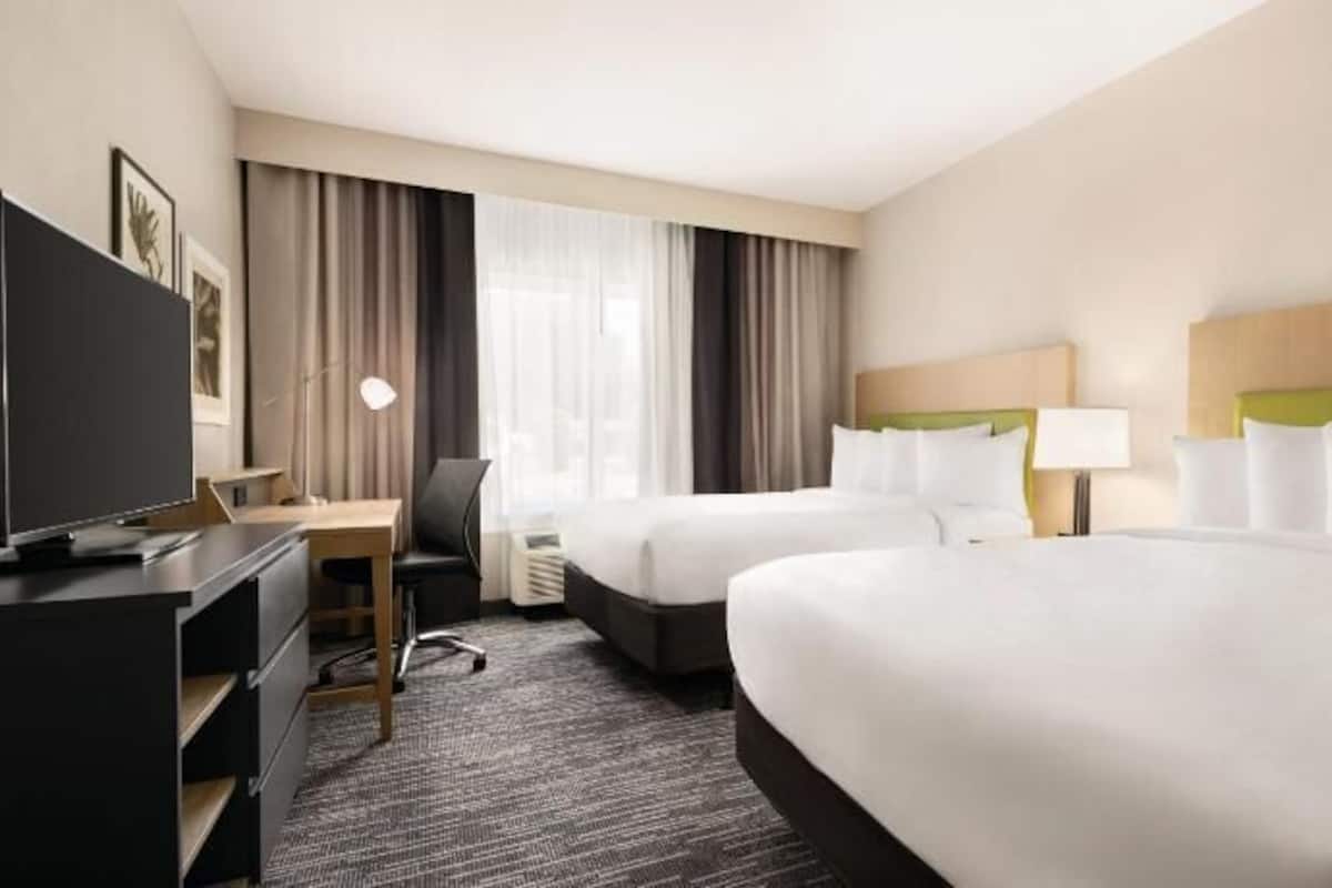 Hypo-allergenic bedding, in-room safe, desk, laptop workspace