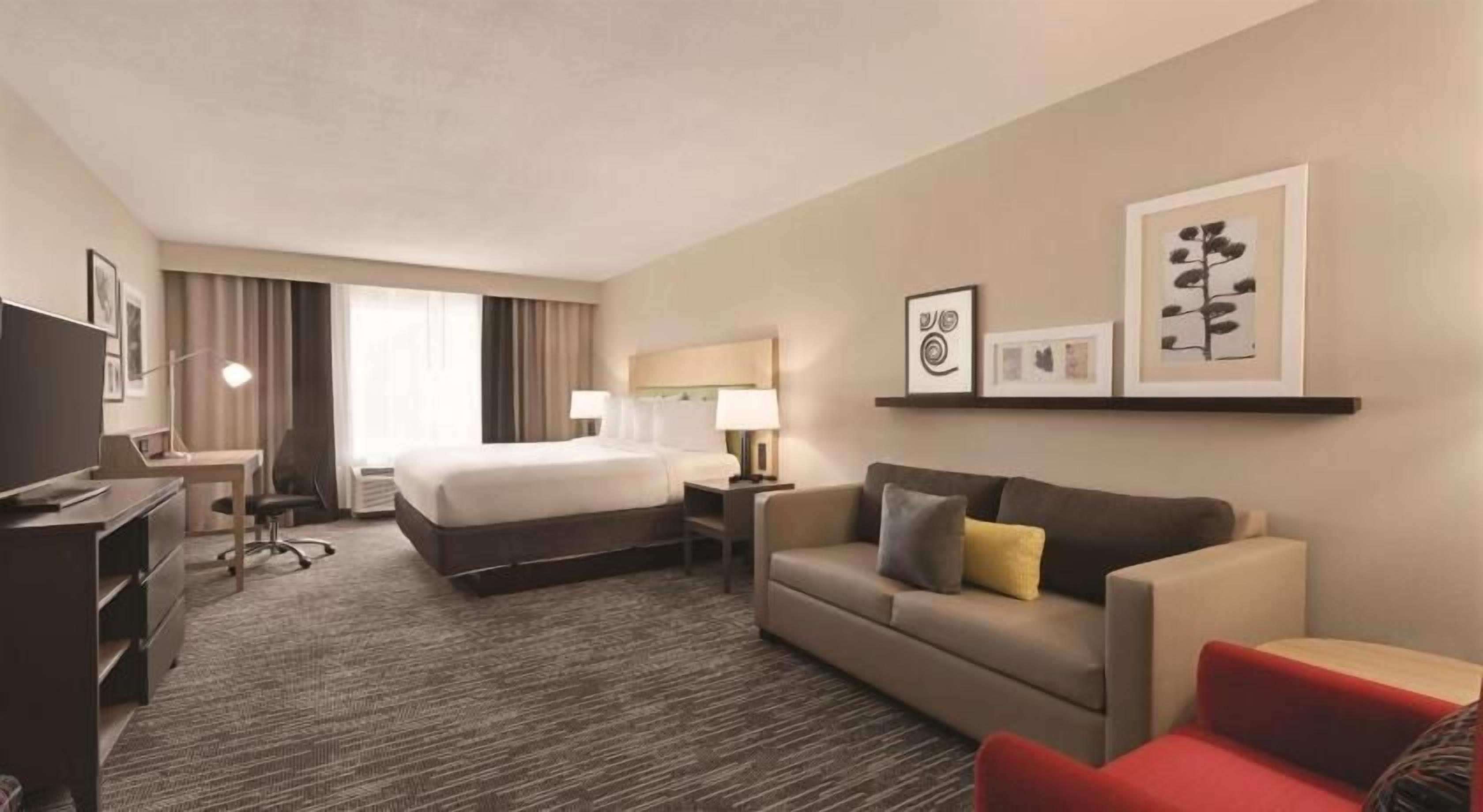 Hypo-allergenic bedding, in-room safe, desk, laptop workspace