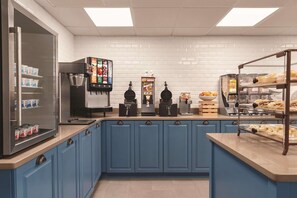 Café da manhã com buffet grátis todos os dias