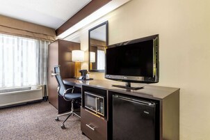 Escritorio, espacio para trabajar con laptop y cortinas blackout 