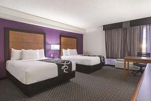 Premium bedding, desk, blackout drapes, iron/ironing board - La Quinta Inn & Suites by Wyndham Phoenix Mesa West (Mesa)